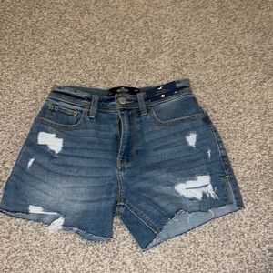 NWT holister jean shorts with flower on back size 0